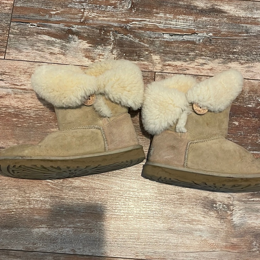 Women’s tan Uggs